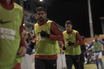 Costa durante el calentamiento en la banda antes de su debut. 