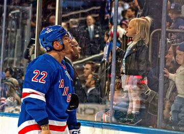 A menudo encontramos gestos de las estrellas del deporte que nos recuerdan que son tambi¨¦n humanos de carne y hueso. Como muestra, esta fotograf¨ªa, en la que se ve a Jonny Brodzinski, de los New York Rangers, bromeando con su hija durante el calentamiento previo al partido de la NHL contra los Minnesota Wild disputado en el Madison Square Garden.