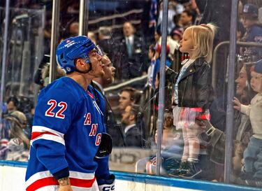 A menudo encontramos gestos de las estrellas del deporte que nos recuerdan que son también humanos de carne y hueso. Como muestra, esta fotografía, en la que se ve a Jonny Brodzinski, de los New York Rangers, bromeando con su hija durante el calentamiento previo al partido de la NHL contra los Minnesota Wild disputado en el Madison Square Garden.