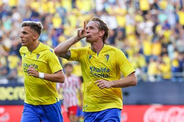 Alex Fernández celebra el 2-0 del Cádiz. 