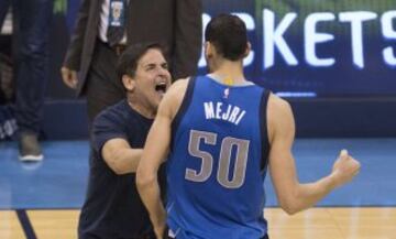 Mark Cuban, propietario de los Dallas Mavericks celebra la victoria con Salah Mejri.