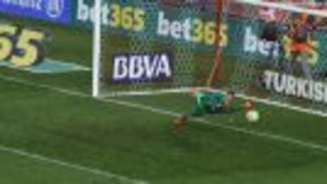 Estirada de Keylor Navas para detener el penalti de Griezmann.