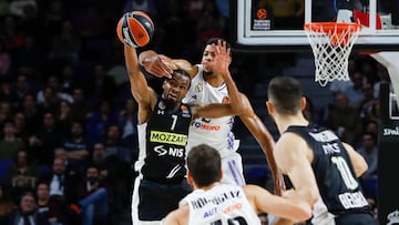 Kevin Punter y Edy Tavares en el Real Madrid-Partizán de cuartos de final de la Euroliga 2022-23.