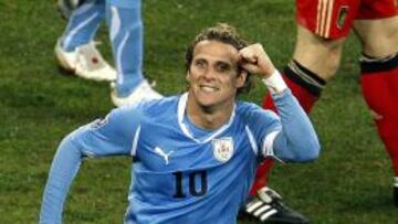 Imagen de archivo de Diego Forlán, en un partido con la selección uruguaya.