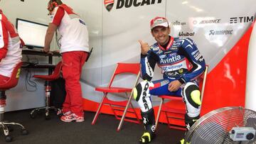 Héctor Barberá en el box Ducati.