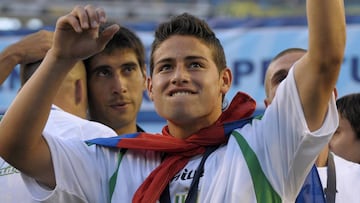 James Rodr&iacute;guez celebera el Torneo Apertura 2009 con Banfield