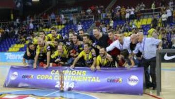 El Noia Freixenet mientras festeja el t&iacute;tulo de campeones de la Copa Continental conseguido hoy en el Palau Blaugrana ante el FC Barcelona.