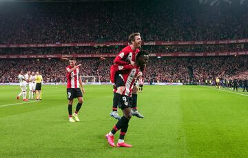 1-0. Iker Muniain celebró con Iñaki Williams el primer gol.