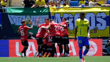 Jugadores del Real Mallorca celebran un gol ante el Cádiz.