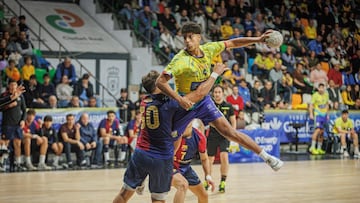 Marcos Fis en ataque con el Caserío ante el Barça.