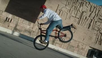 Varo Hernández realizando trucos de BMX Flatland en Madrid.