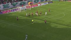 Inventó un golazo a los 93′ para salvar a su equipo en partido con cuatro expulsados