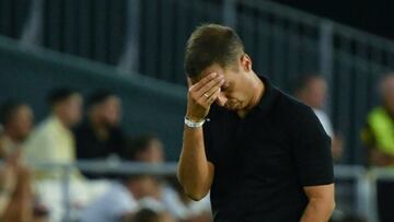 SEVILLA, 13/09/2024.- El entrenador del UD Leganés, Borja Jiménez, reacciona durante el encuentro de la quinta jornada de LaLiga EA Sports que Real Betis y CD Leganés disputan este viernes en el estadio Benito Villamarín de Sevilla. EFE/ Raúl Caro