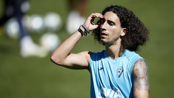 Cucurella, entrenando con el Eibar.