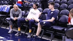 Los espa&ntilde;oles Jordi Fern&aacute;ndez, Ricky Rubio y Juancho Hernang&oacute;mez conversan antes de la victoria de los Jazz sobre los Nuggets.