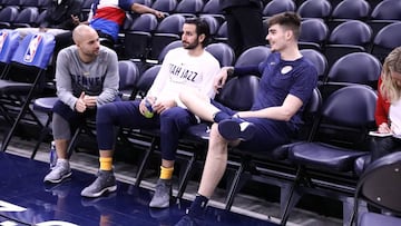 Los españoles Jordi Fernández, Ricky Rubio y Juancho Hernangómez conversan antes de la victoria de los Jazz sobre los Nuggets.