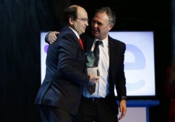 Joaquín Caparrós le entrega el premio a Pepe Castro, presidente del Sevilla (Campeón de la Europa League)