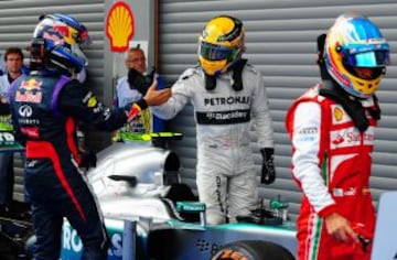 Vettel y Hamilton se saludan al final de la carrera.