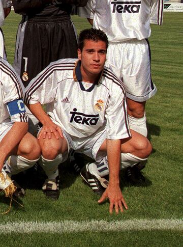 Vistió la camiseta del filial del Real Madrid desde 1998 hasta 2002. 