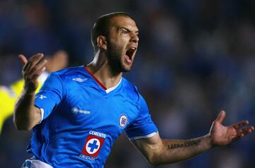 Las 10 playeras celestes de Cruz Azul más recientes