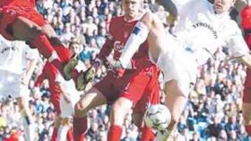 <b>OTROS TIEMPOS. </b>Woody protege el balón ante Diouf en un Liverpool-Leeds disputado en octubre de 2002.