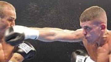 <b>INTENSIDAD MÁXIMA. </b>Karim Quibir cruza una derecha a la cara de Simone Maludrottu. El español no se cansó de atacar, pero el italiano fue capaz de encajar y pegar duro.