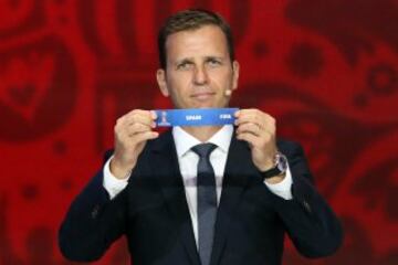Oliver Bierhoff enseña la cinta de España  durante el sorteo de la fase previa para el mundial de Rusia 2018.