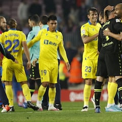 El Cádiz hace la Pascua, mientras el Barça hace la mona