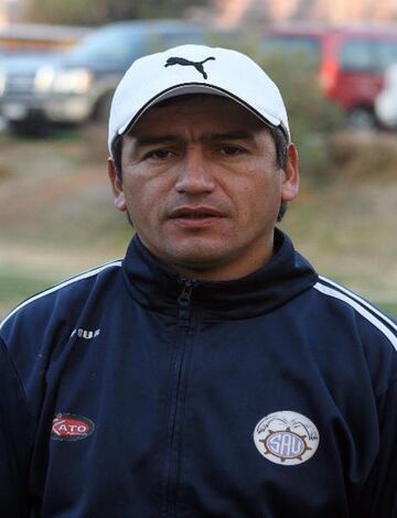 Deslumbró en O'Higgins junto a Mario Núñez y tras una ardua disputa fue comprado por Bari y cedido al Cacique. Se lesionó y no jugó.