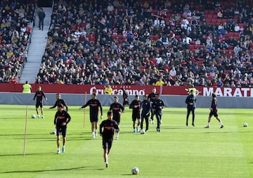 Los jugadores del equipo andaluz entrenaron acompañados por los ánimos y la alegría de miles de aficionados que no quisieron perderse a sus ídolos.