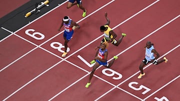 El atleta estadounidense Noah Lyles (2.º por la derecha) cruza la línea de meta por delante del atleta estadounidense Kenneth Bednarek (izq.), el atleta jamaiquino Bryan Levell y el atleta botsuano Letsile Tebogo (der.) para ganar la final masculina de 200 metros durante el Campeonato Mundial de Atletismo en Tokio.