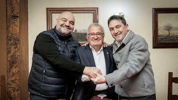 Braulio y Cata junto al presidente del club, Luis Sabalza.