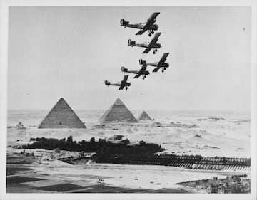 Aviones de la Fuerza A¨¦rea Egipcia custodiando las pir¨¢mides de Egipto.