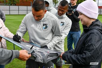 En la visita de Mia a las intalaciones de los Loons los jugadores hicieron fila para firmar la playera de una fan especial para el club.
