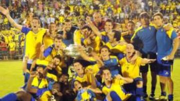 <b>FIESTA AMARILLA. </b>El Málaga, plagado de suplentes, cayó derrotado en la final del Trofeo Carranza ante un Cádiz batallador.