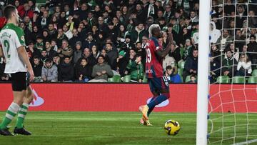 Soko, del Huesca, marcándole al Racing.