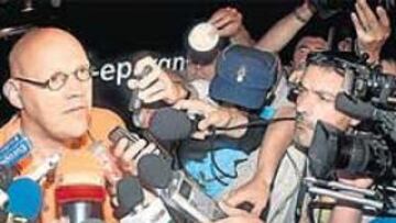 <b>CONMOCIÓN. </b>Jacob Bergsma, portavoz del grupo deportivo Rabobank, anoche en Pau.