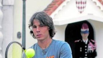 <b>EXHIBICIÓN. </b>Nadal pelotea delante del Palacio de los Grimaldi.