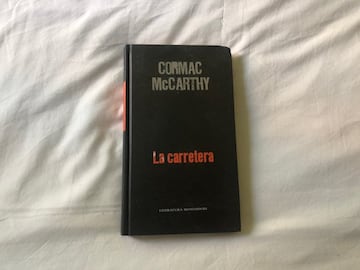 Otra novela apocalíptica a cuya distopía llevan estos días. Una sociedad arrasada, no se sabe, si por una guerra o un virus, un hombre y un ni?o que caminan por la carretera en ese mundo gris y oscuro. Tienen frío, huyen de los caníbales, el uno al otro. Obra maestra de la literatura moderna. Pulitzer en 2007 es brutal, brutalísima.