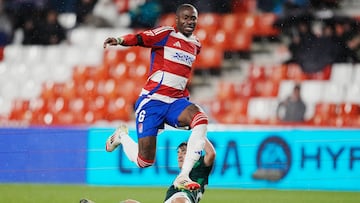 Martin Hongla, durante el Granada - Racing de Ferrol.