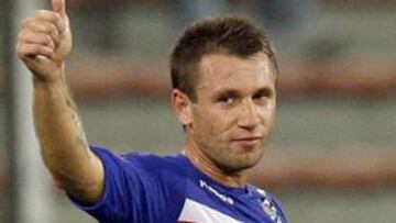 <b>SE LO RIFAN.</b> Los turineses le quieren para 2010. Los interistas, para este mercado de invierno y estudian incluir a Adriano como moneda de cambio.