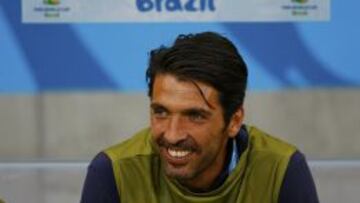 Buffon, sonriente en el banquillo en el partido ante Inglaterra.