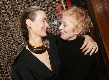 La relaci¨®n entre Sarah Paulson y Holland Taylor es una de las m¨¢s admiradas en Hollywood. A pesar de la diferencia de edad de 32 a?os, han demostrado que el amor no tiene barreras.
Se conocieron en 2005 en una cena, pero no fue hasta a?os despu¨¦s que retomaron el contacto a trav¨¦s de Twitter, cuando Holland dio el primer paso. En 2015, hicieron p¨²blica su relaci¨®n y desde entonces han sido una pareja estable y querida en la industria del entretenimiento.
Sarah ha hablado abiertamente sobre su amor por Holland, destacando que su relaci¨®n es ¨²nica y basada en el respeto y la admiraci¨®n mutua. A pesar de las cr¨ªticas iniciales, han defendido su amor con orgullo y se han convertido en referentes del colectivo LGTBIQ+.