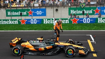 SHANGHAI (China), 23/03/2025.- Winning McLaren driver Oscar Piastri of Australia walks off his car the 2025 Formula 1 Chinese Grand Prix at the Shanghai International Circuit in Shanghai, China, 23 March 2025. (Fórmula Uno) EFE/EPA/ALEX PLAVEVSKI