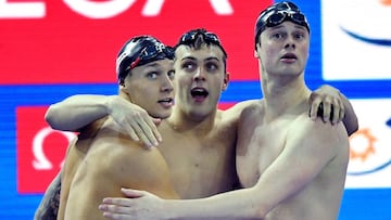 El equipo de Estados Unidos del relevo 4x50 libre reacciona tras ganar el oro y lograr un nuevo récord del mundo en los Mundiales de Piscinas Corta de Hangzhou.