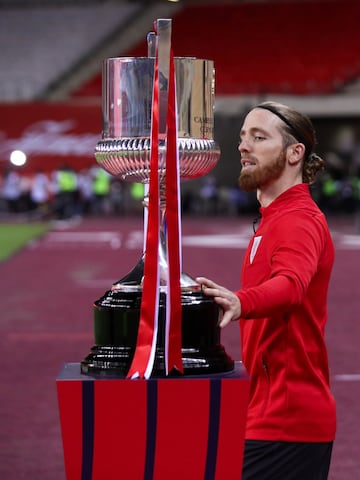 Esta sin duda es una de las supersticiones más extendidas en el mundo del fútbol: si un jugador toca la Copa antes de jugar el partido, su equipo perderá la final. En las últimas semanas se ha recordado mucho, tras las imágenes del jugador del Athletic, Iker Muniain, rozando la Copa del Rey antes de saltar al césped. El equipo bilbaíno perdió. Zidane, con la selección francesa, Giuly, con el Mónaco, Gatusso con el Milán, Payet, con el Olympique de Marsella, Tymoshchuk, con el Bayern, saben lo que es tocar el trofeo y perder. Pero toda regla tiene su excepción. El ucranio Krychowiak siendo jugador del Sevilla tocó la copa de la Europa League y su equipo ganó.