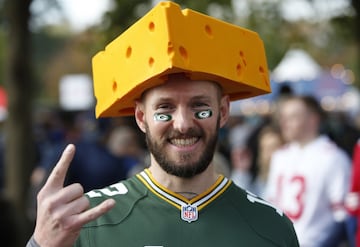 A este aficionado de los Packers le huele la cabeza a queso y los pies a champú. Su novia no sabe como meterse en la cama con él (a dormir, malpensados).