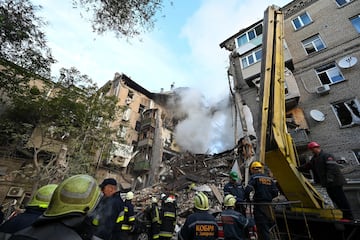 Zaporiyia es una ciudad de Ucrania situada sobre el río Dniéper, centro administrativo de la óblast de Zaporiyia. Este jueves varias explosiones han sacudido la ciudad. Al menos dos personas han muerto esta madrugada en un bombardeo sobre varios bloques de viviendas.