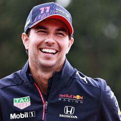 Checo renueva con Red Bull