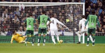 Gol de Cristiano Ronaldo de penalti. 1-0.